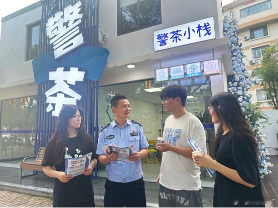 临海警务站变身便民综合体 服务有温度，治理有精度。从校园到企业，从办证到帮扶，临