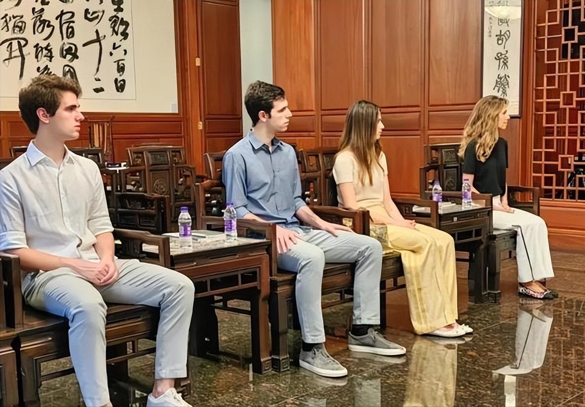 漂亮的回答！叙利亚总统夫人阿斯玛向北外学生们介绍了她的三个孩子，学生问大儿子哈菲