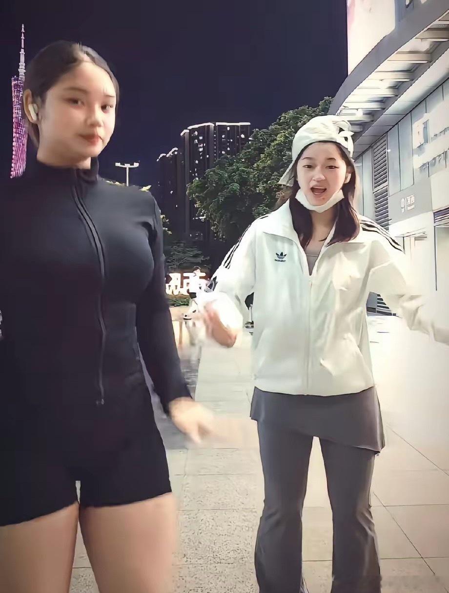 刷到全红婵和罗蕊跳舞，妹妹瘦了好多刷到一段视频，夜晚广州塔下全红婵跟着一位姐姐一