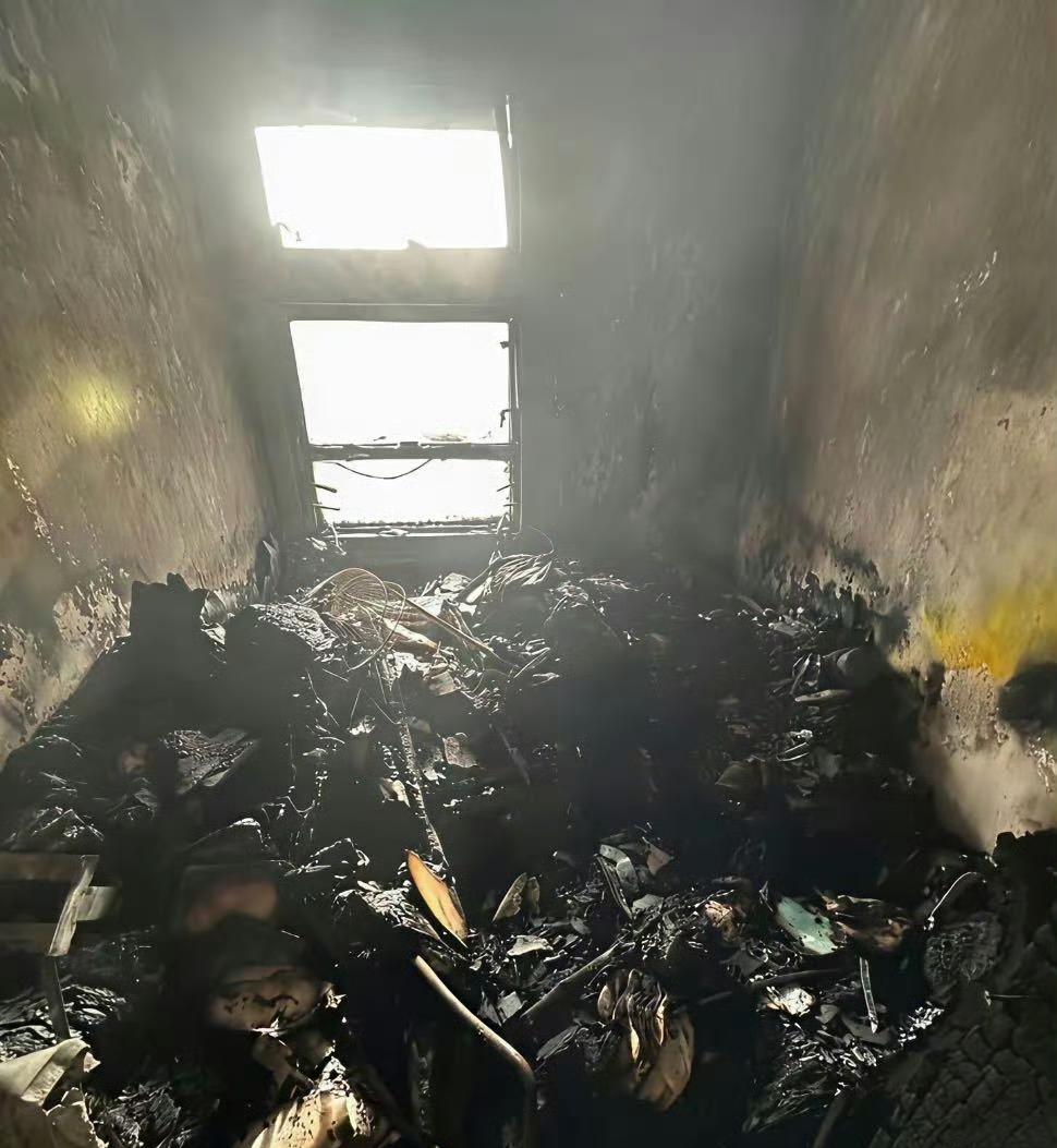 一场五级大火之后，一位宏福苑小区的住户家里变成了这般模样，可以用触目惊心来形容。