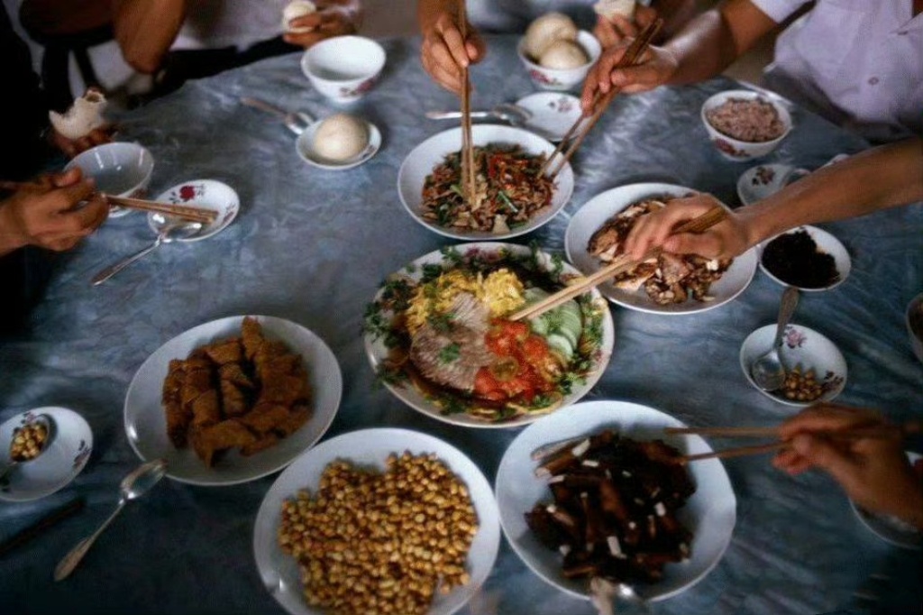 1979年，江苏。一个苏北家庭的寿宴。 ​​​