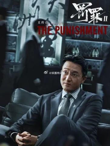 王传君老婆齐溪首次晒出小女儿美照，俩姐妹穿着同款上衣坐在地板上，可爱得不行。齐溪