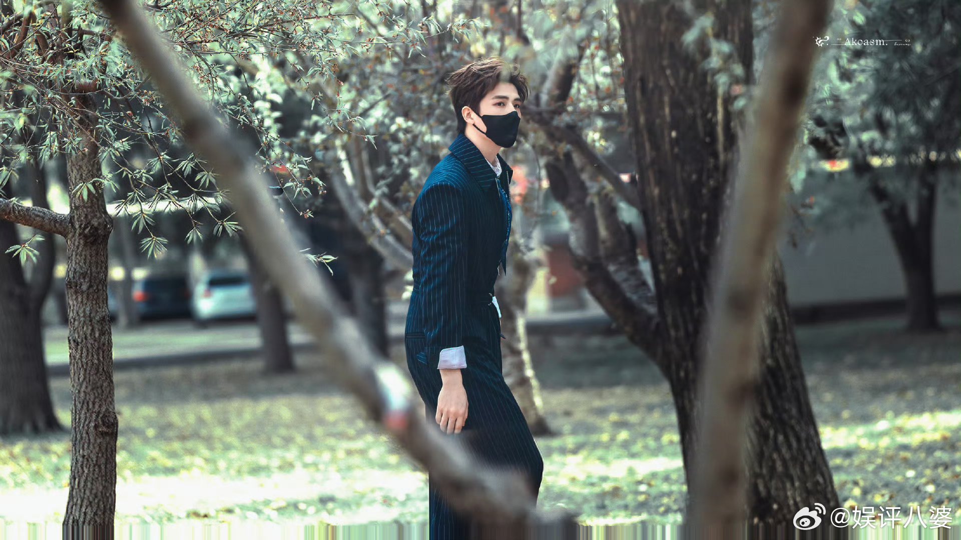 超燃合唱路透狠狠戳中颜狗心巴!王安宇条纹西装连体服一出场，宽肩窄腰大长腿直接把氛