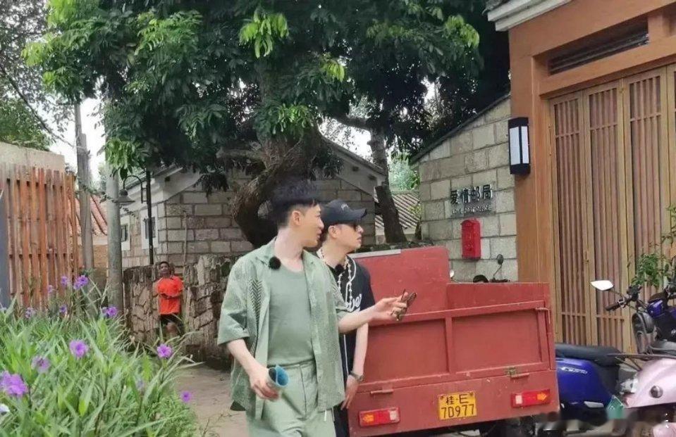 林峯潘玮柏现身真人秀路透，虽体型上两人都有点胖了，但综艺感依旧满满。 ​​​