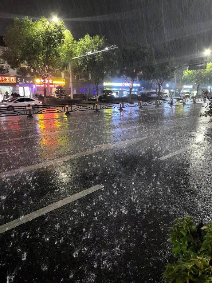 下雨天我连虚线实线都看不清楚  你让我隔着皮囊看人心，别那么瞧得起我 ​​​
