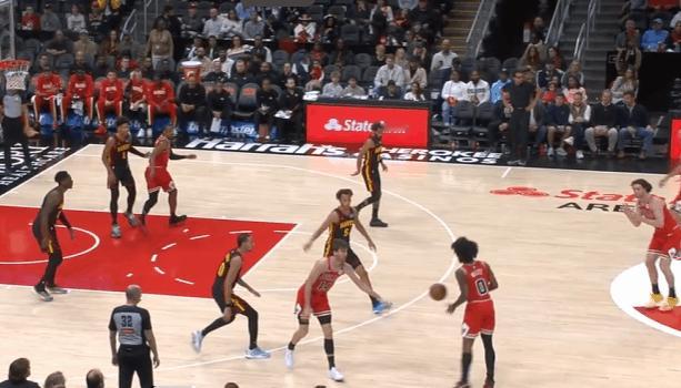 吉迪观察：对阵老鹰12助&准三双，镜头解析吉迪传球技法图1队友拼抢到前场篮板，吉