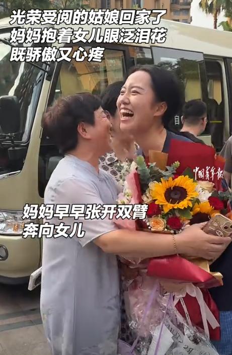 泪目！浙江杭州，妈妈去接阅兵女儿回家，没想到，刚看到女儿第一眼，妈妈眼泪就止不住