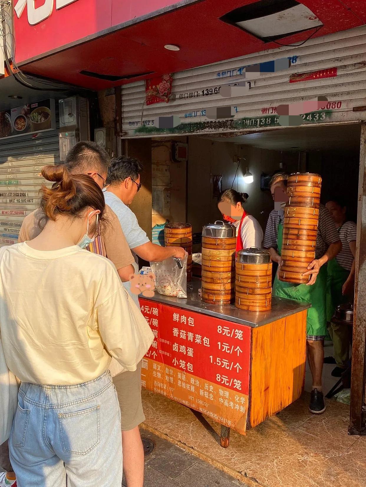 很多小店关门倒闭，往往是因为涨价。我家楼下有个包子铺，素包子 1 块一个，肉包子