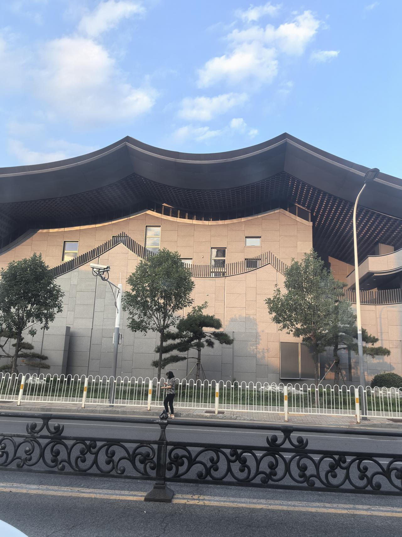 许久未曾走过太原市桃园北路了。
今日下午搭乘公交车行于桃园北路上，在桃园北路与府