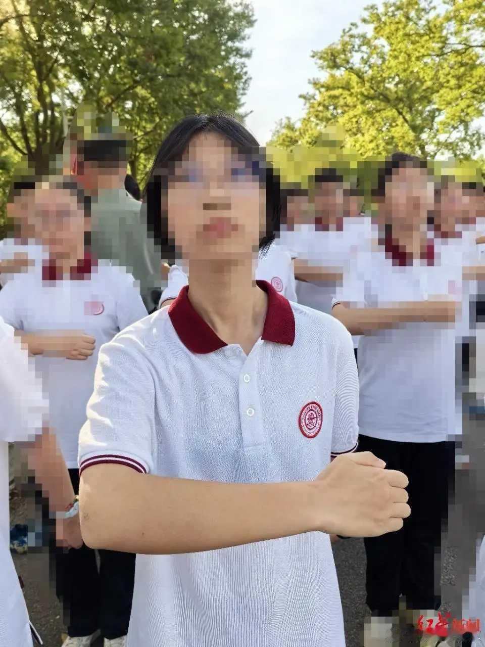 知情人回应女生军训身亡 女生家属：她以前在篮球队，体质不差。欧阳同学的家人称：“
