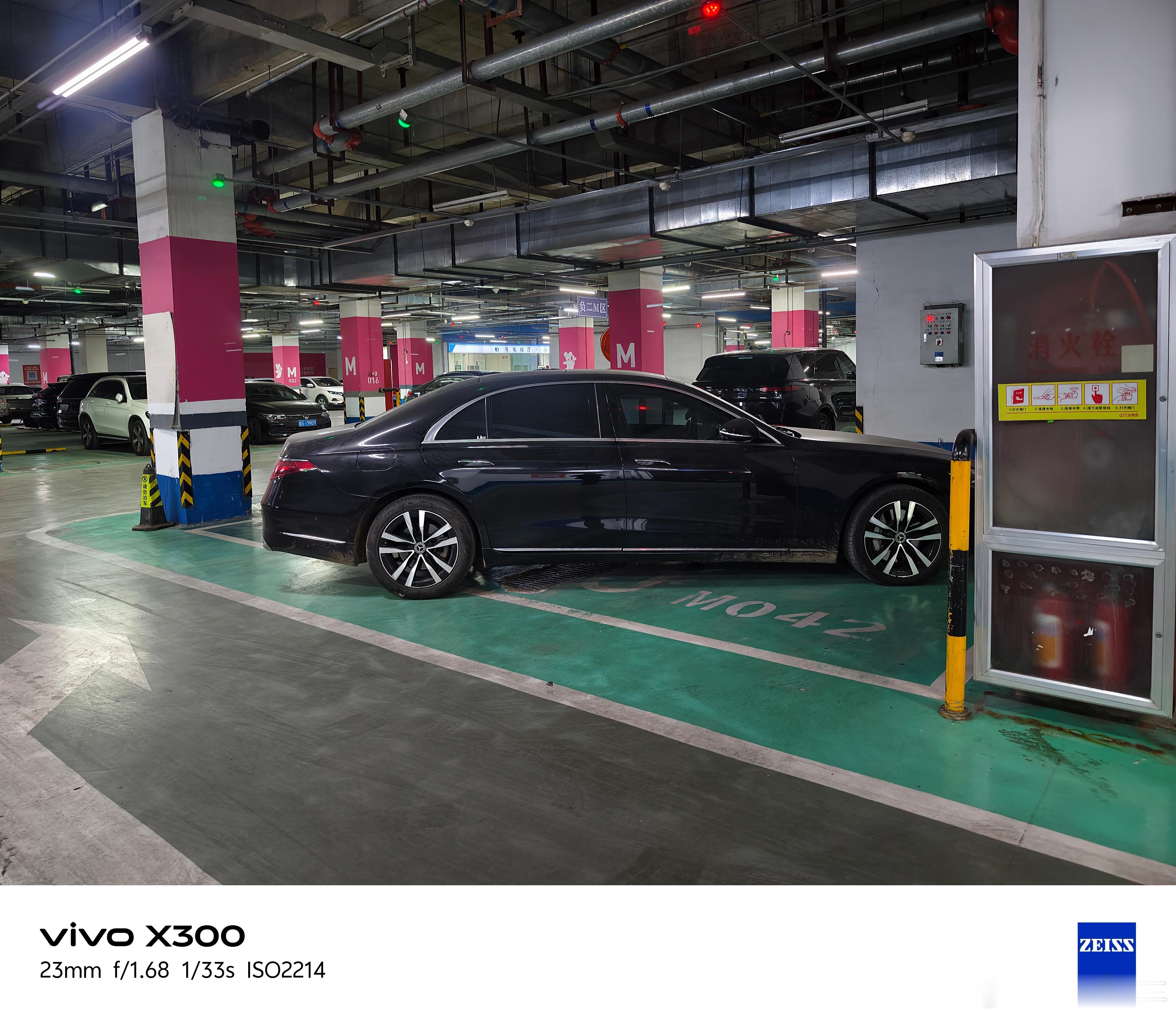 德系车 现在能买商场的停车位了？这样的话买三个就可以横着停啦！ 