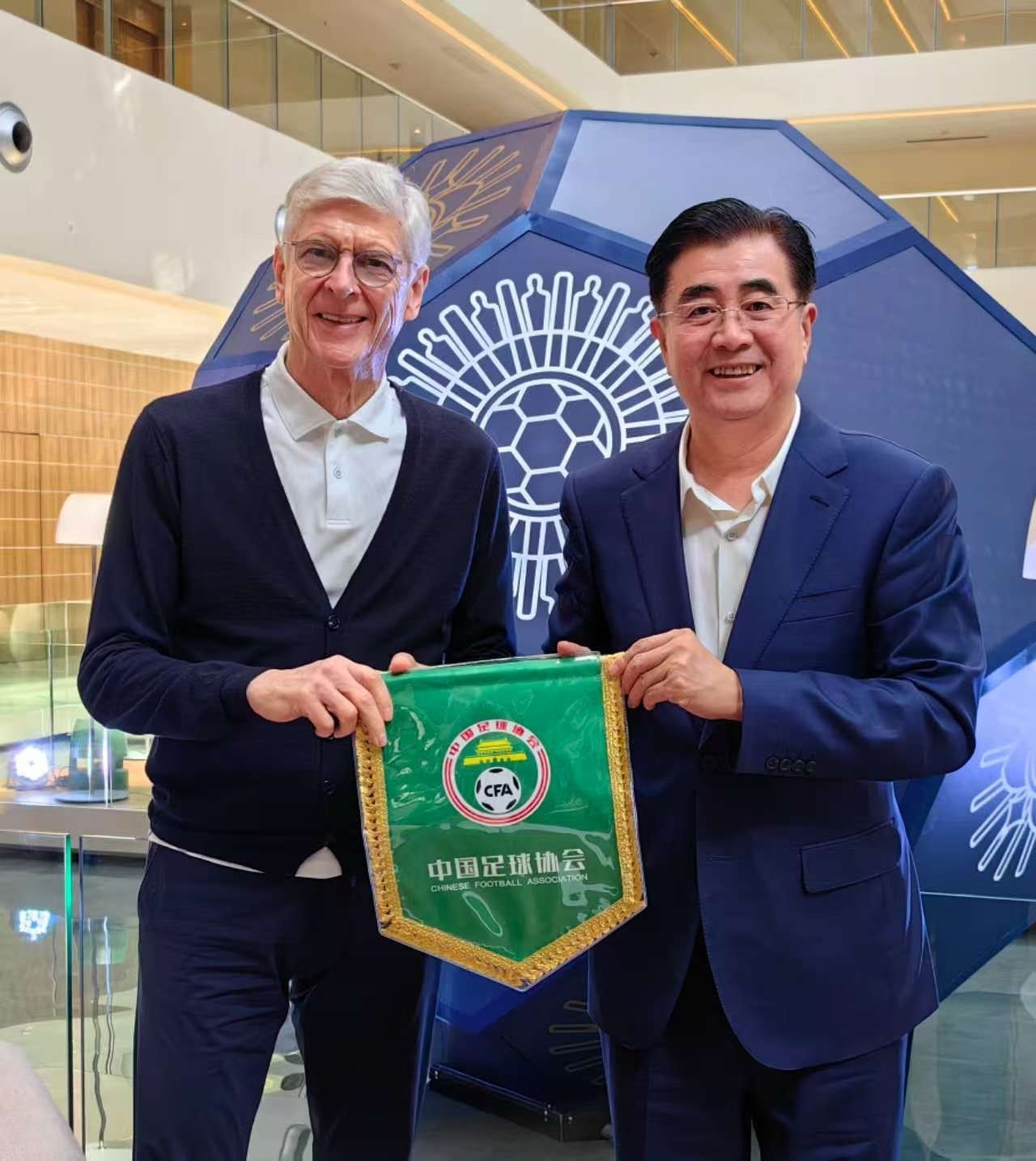 宋凯和温格合影教授能给中国足球提点建议和帮助吗？宋凯向温格取经温格表达帮助中国足