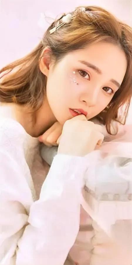 摄像头里发现老妈睡着了

刷手机都能歪倒在沙发

国庆热闹过后又剩她一人…看着镜