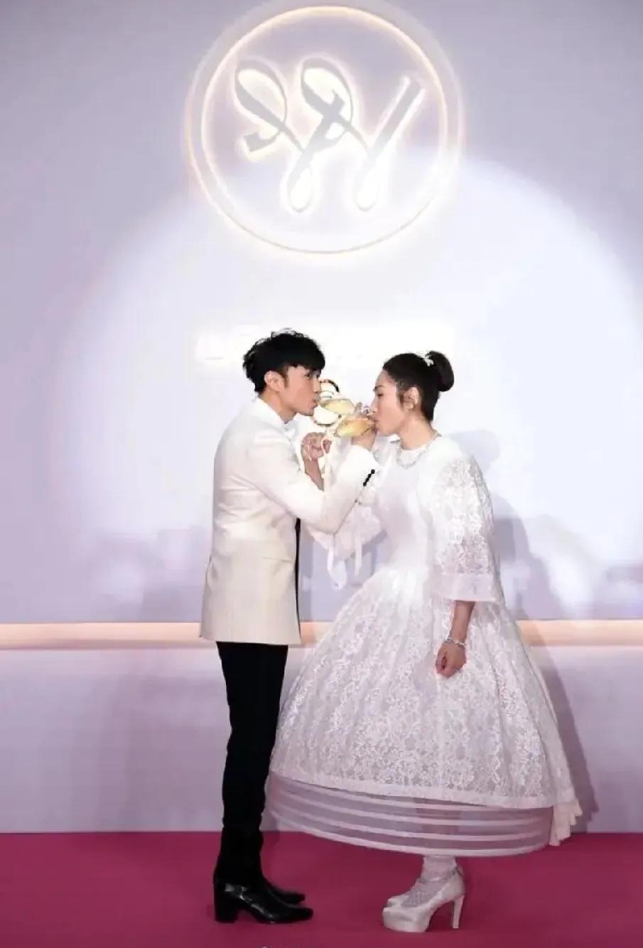 2026年元旦，娱乐圈炸出超甜喜讯！53岁古巨基官宣再做爸爸，57岁太太Lorr