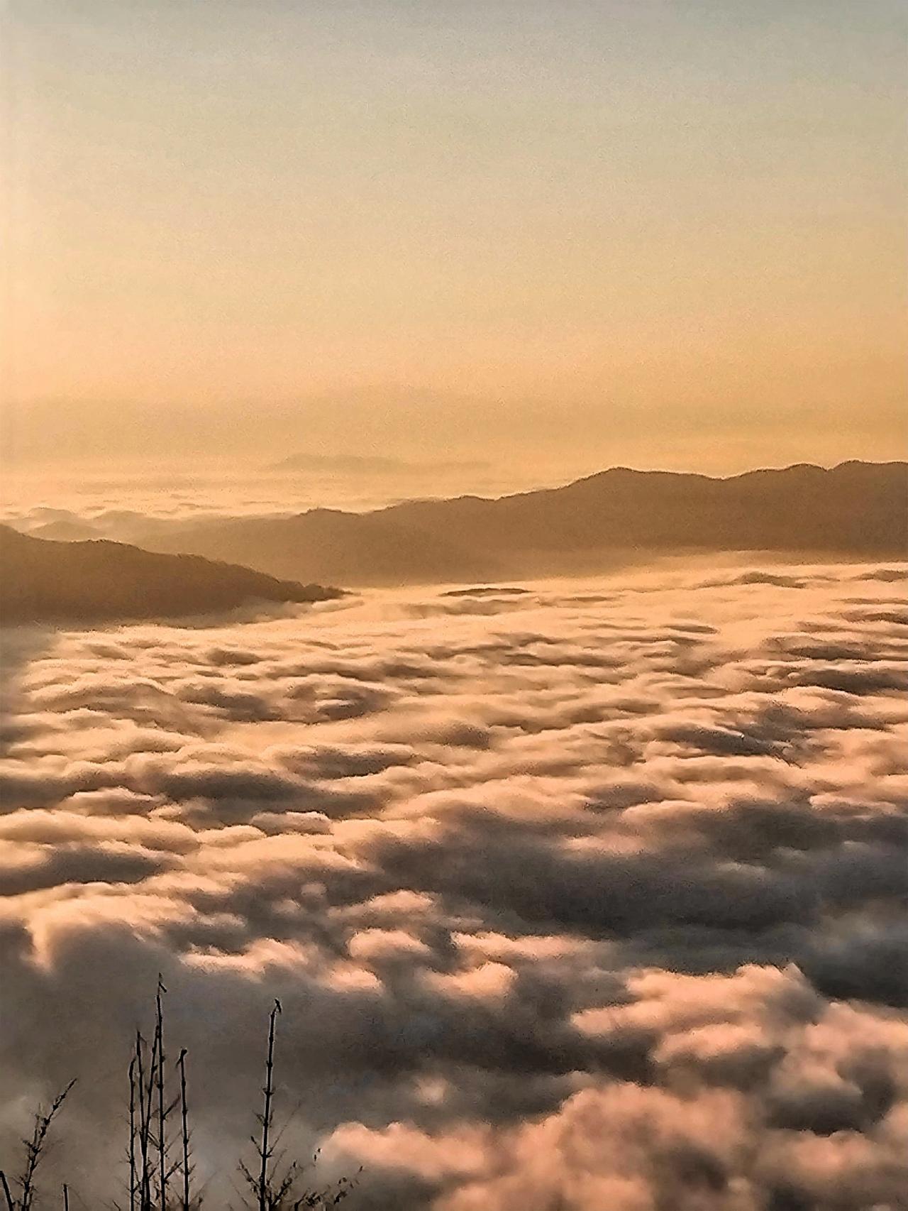 晒图笔记大赛 晨曦中的云海，如梦如幻，仿佛置身仙境。邦东昔归云海邦东昔归这片神奇