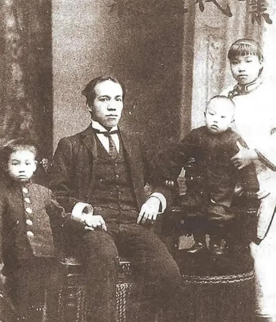 1903年，30岁梁启超，和17岁的丫鬟王桂荃圆了房。完事后，对王桂荃说，我主张