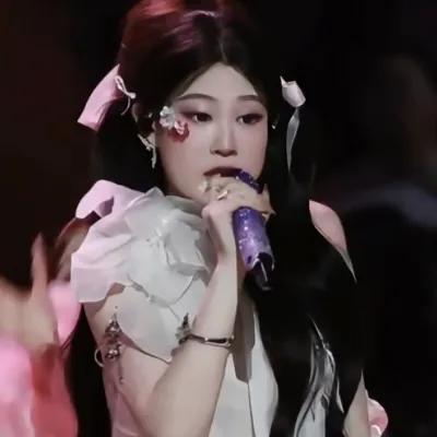 大家错怪沈佳润了，
她这回唱歌跑调气短，
不是因为选的歌曲问题，根本原因就是因为