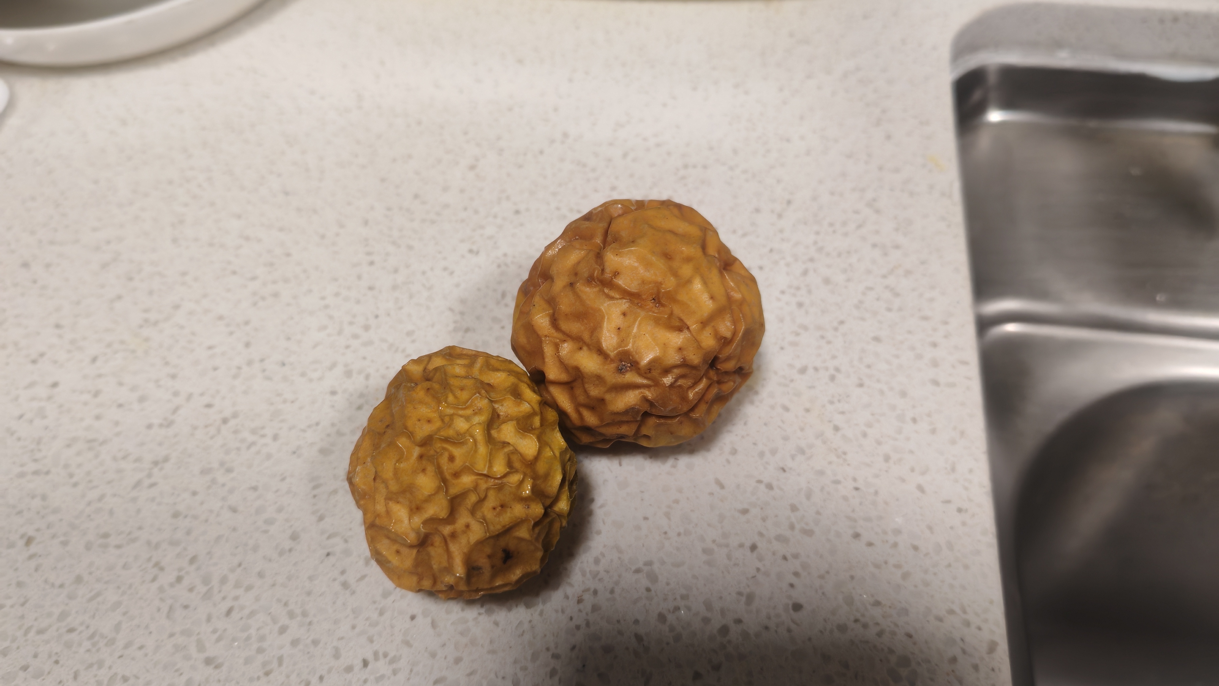 百香果太神奇了，表皮干巴成这样，一点不影响果肉，酸酸甜甜，好爱百香果