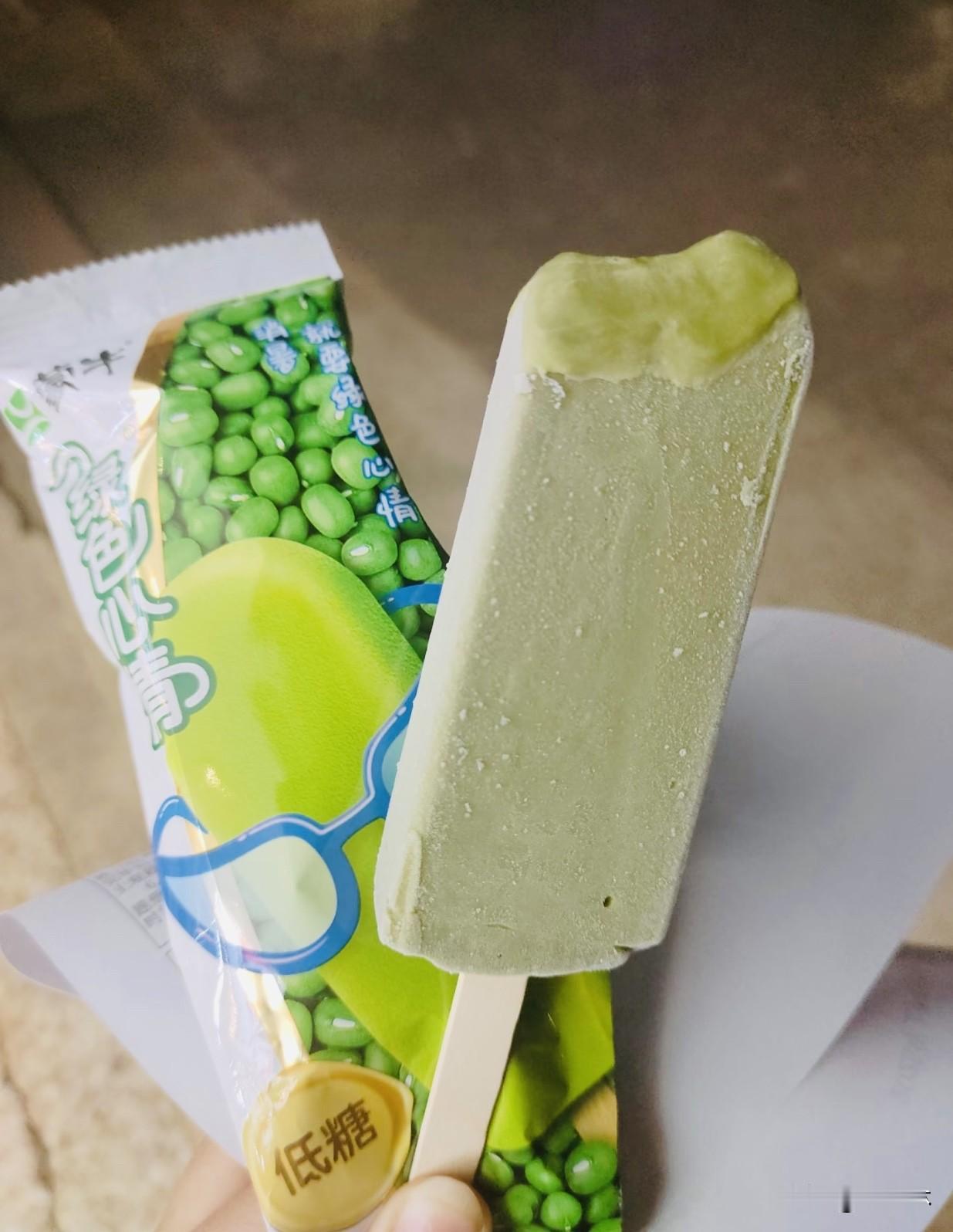 你最喜欢吃什么雪糕我最爱老牌子蒙牛绿豆雪糕，冰冰沙沙的带着淡淡豆香，甜度刚刚好不