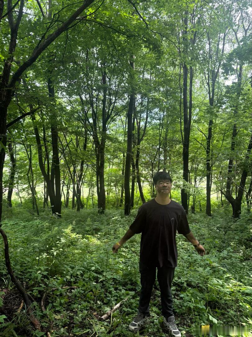 上午参加户外生存训练。教练说身上抹泥可以掩盖气味，防蚊防晒，艾文最积极，直接躺地
