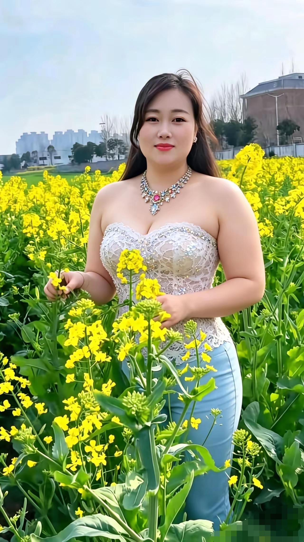 油菜花中的美女