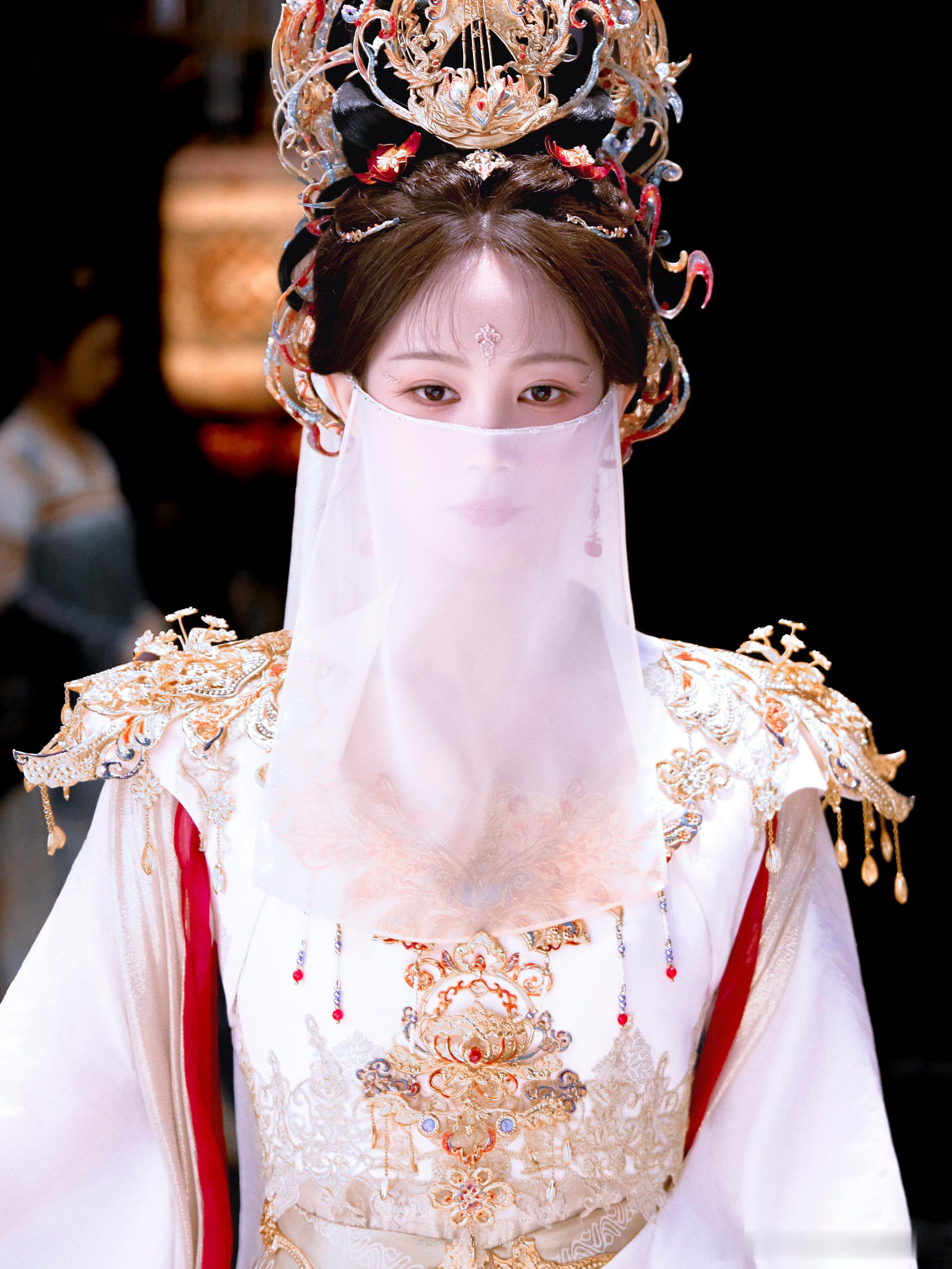 李一桐完全是最佳花粉形态啥类型的本子都能演，还有一堆拿得出手的代表角色，也有上过
