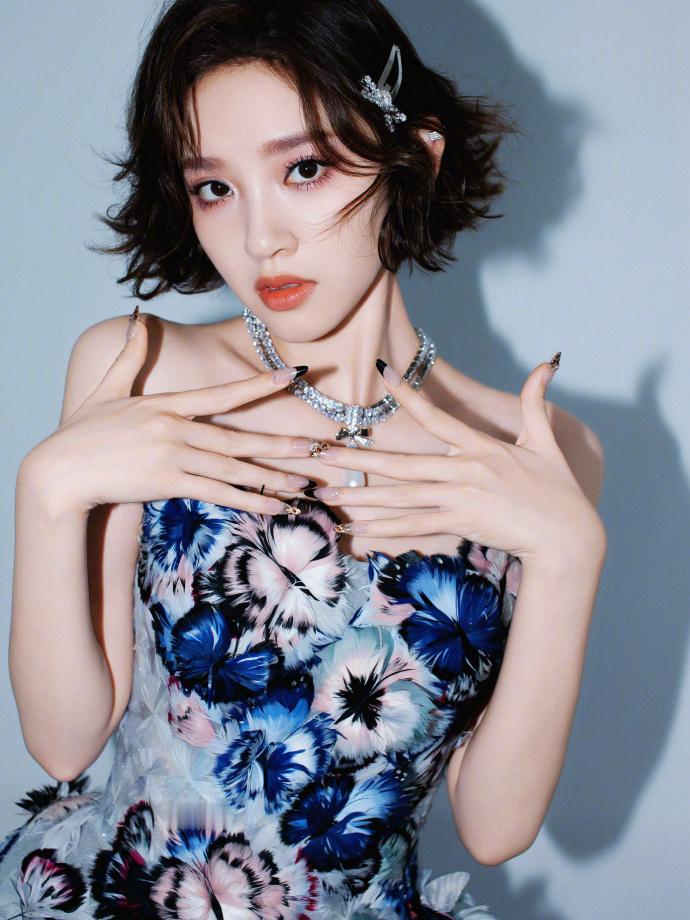 唐艺昕把蝴蝶穿在了身上唐艺昕浪姐版狙击蝴蝶唐艺昕的蝴蝶裙，比舞台灯光还要耀眼啊 