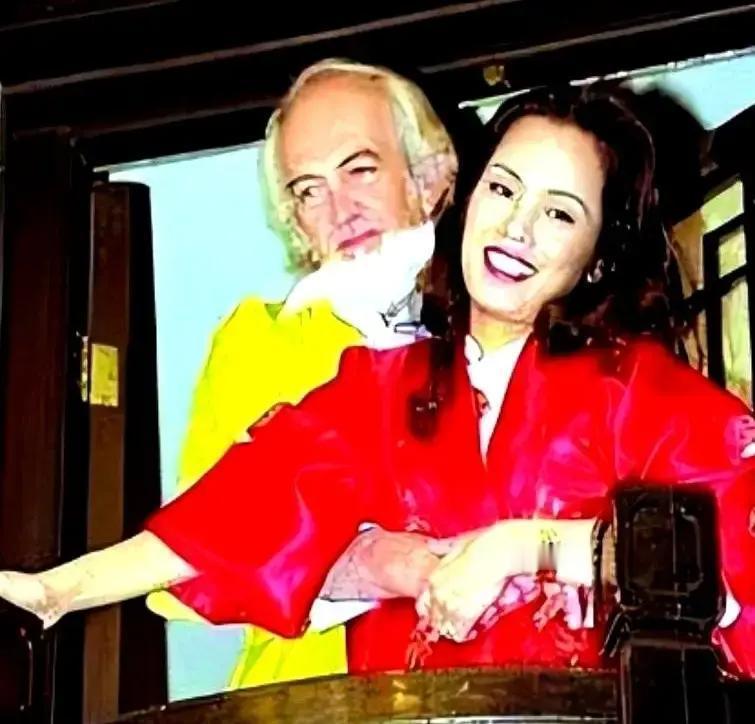 当年一首《爱的奉献》唱遍大街小巷，韦唯站在聚光灯中央，谁想到下一秒就被谣言砸晕。