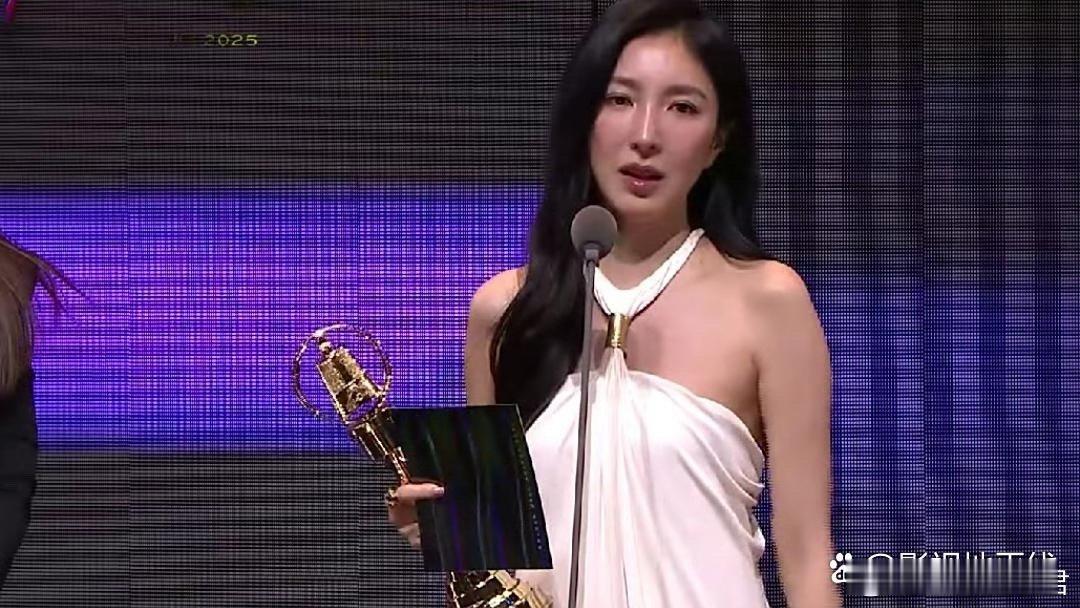 杨谨华金钟奖视后18日晚，杨谨华凭借《影后》“周凡”获第60届金钟奖视后，她上台