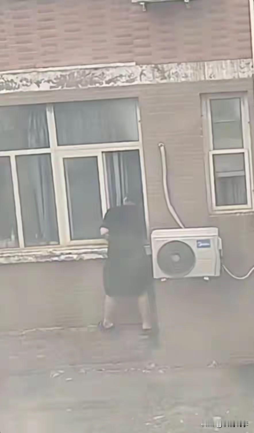 奇葩！又是一个管不住自己的！

河南省新乡学院一男生的行为引发热议，近日，一男生