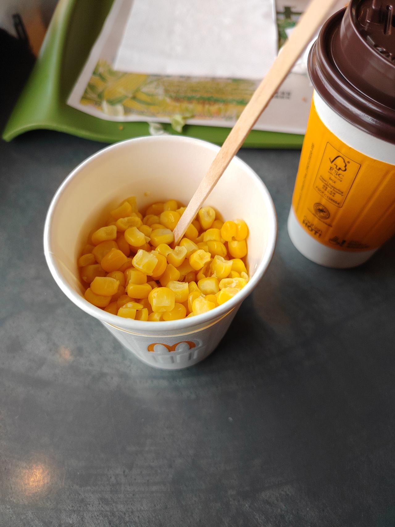 这个玉米杯，应该是配有塑料或者木质的勺子的吧？但我点的玉米杯和咖啡，店员给我的是