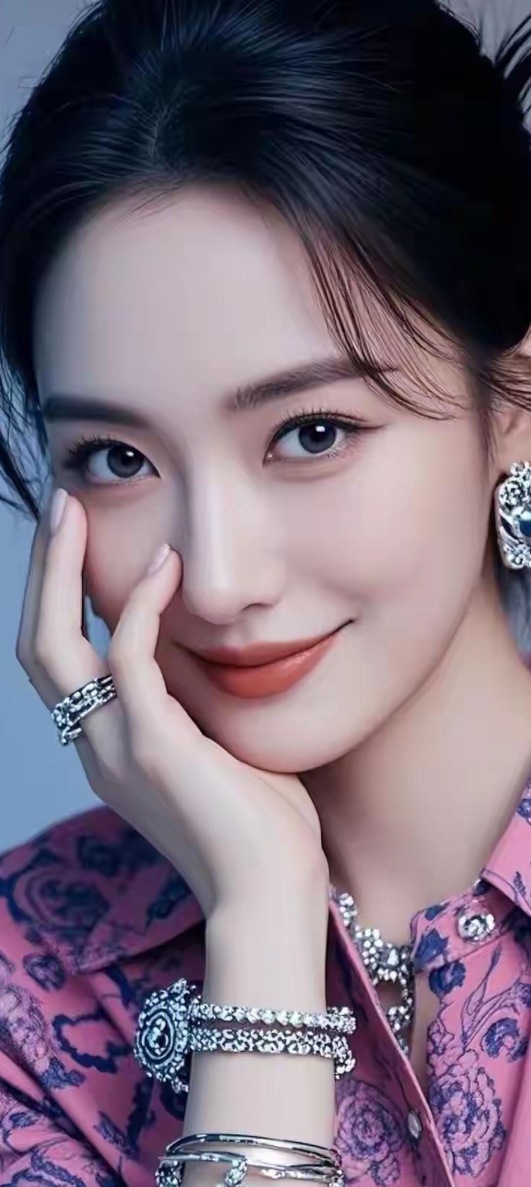 优雅气质，珠宝闪耀，时尚穿搭，魅力无限！💎✨