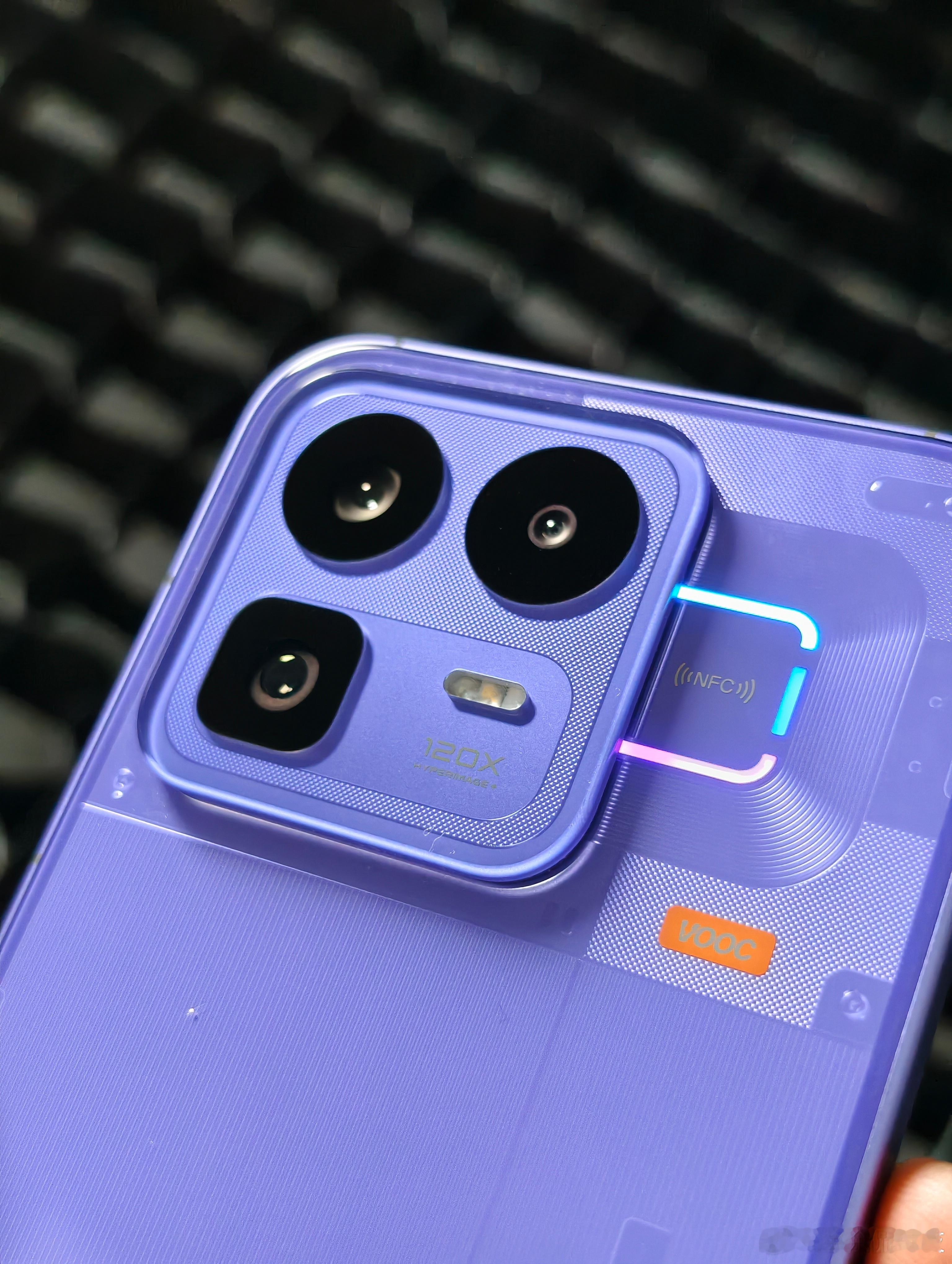 这代Neo 8的外观设计是真的有想法，在一众中端旗舰里面，这个科幻+未来的设计感