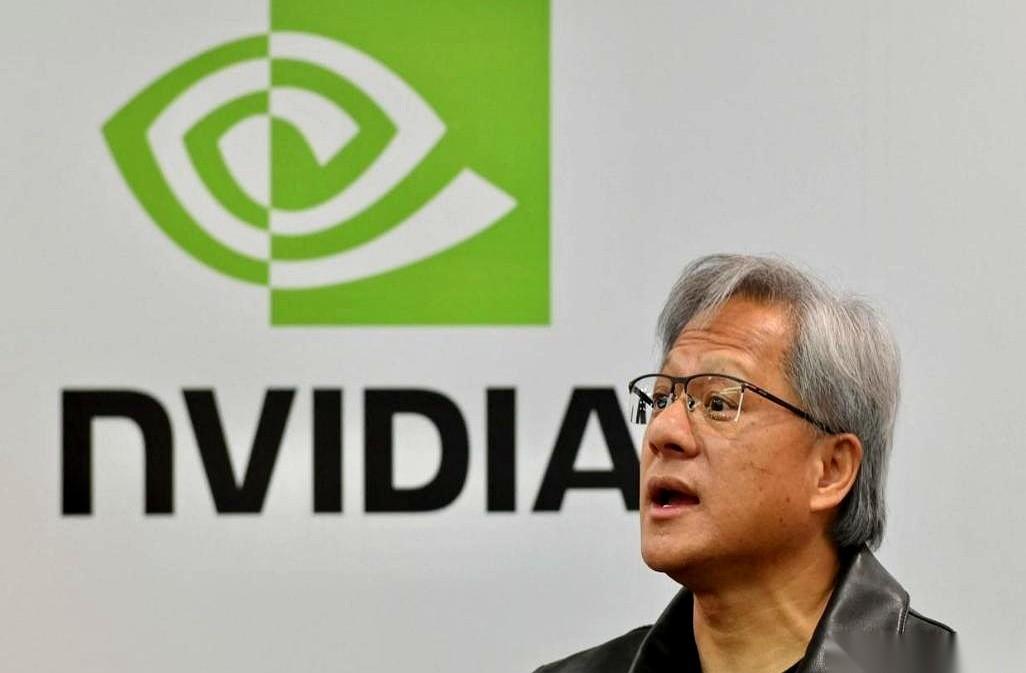 老黄这回是真急了，装不下去了。
前脚还板着脸教训人，说为了保住美国第一，最好的芯
