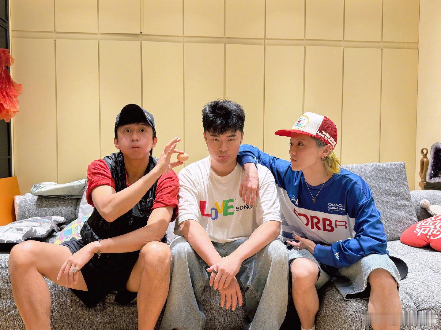 陈赫晒鹿晗live图超赫鹿一家三口🧑🧑🧒看来三个人的友谊也不一定都会拥挤啊