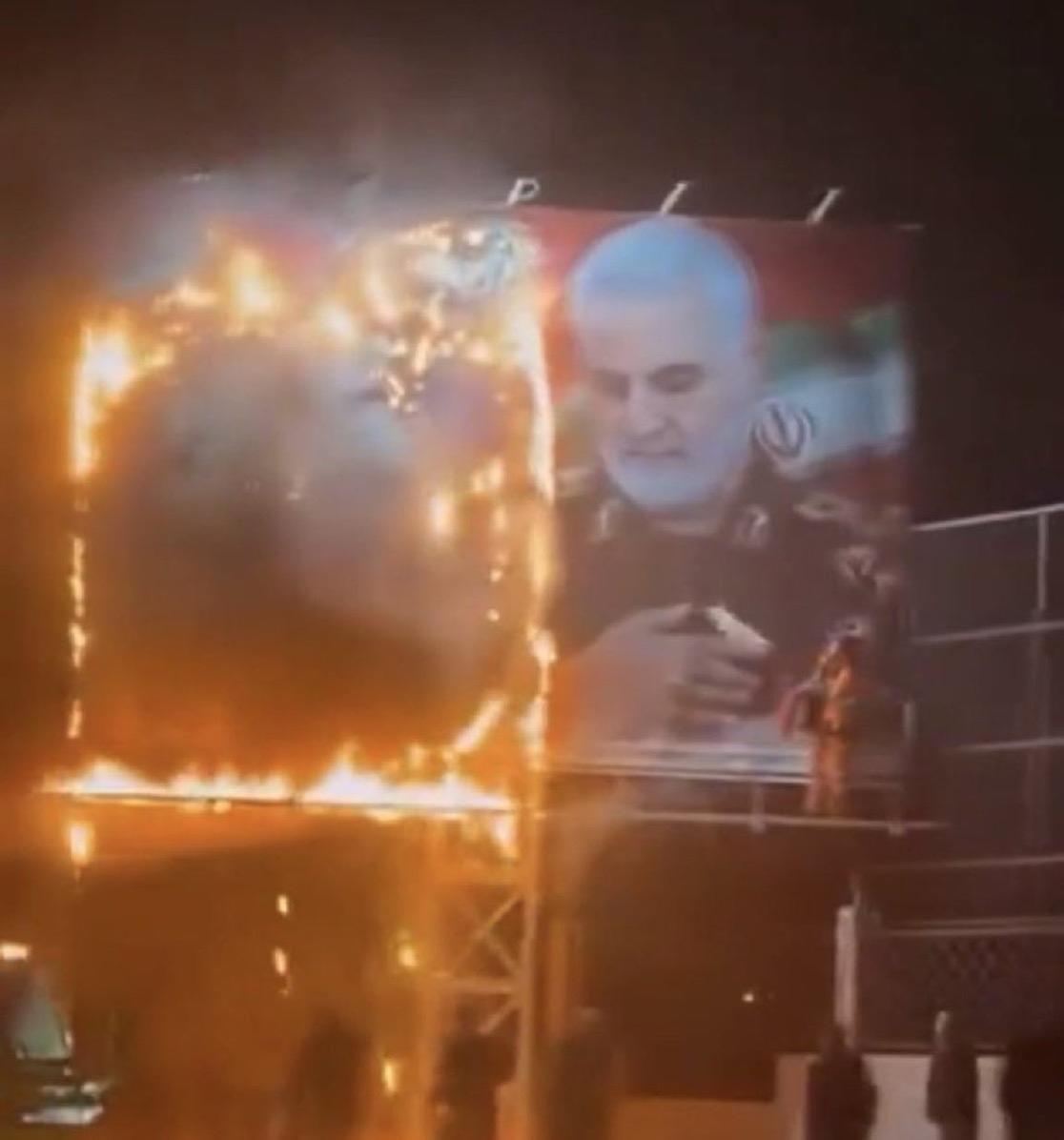 在夜深人静之时，伊朗人民正在焚烧和摧毁所有纪念卡西姆·苏莱曼尼的纪念碑。
今天正