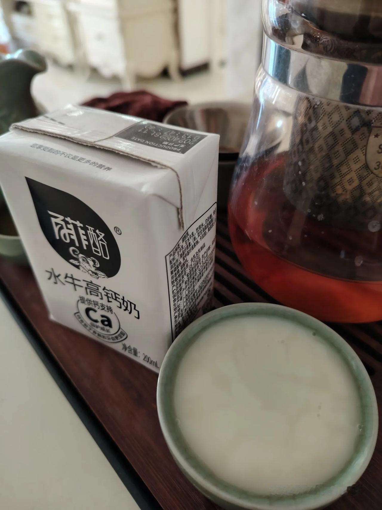 一直用纯奶来兑红茶，突然换成了这个带一点甜味的，想不到非常可口，竟然喝出了外面卖