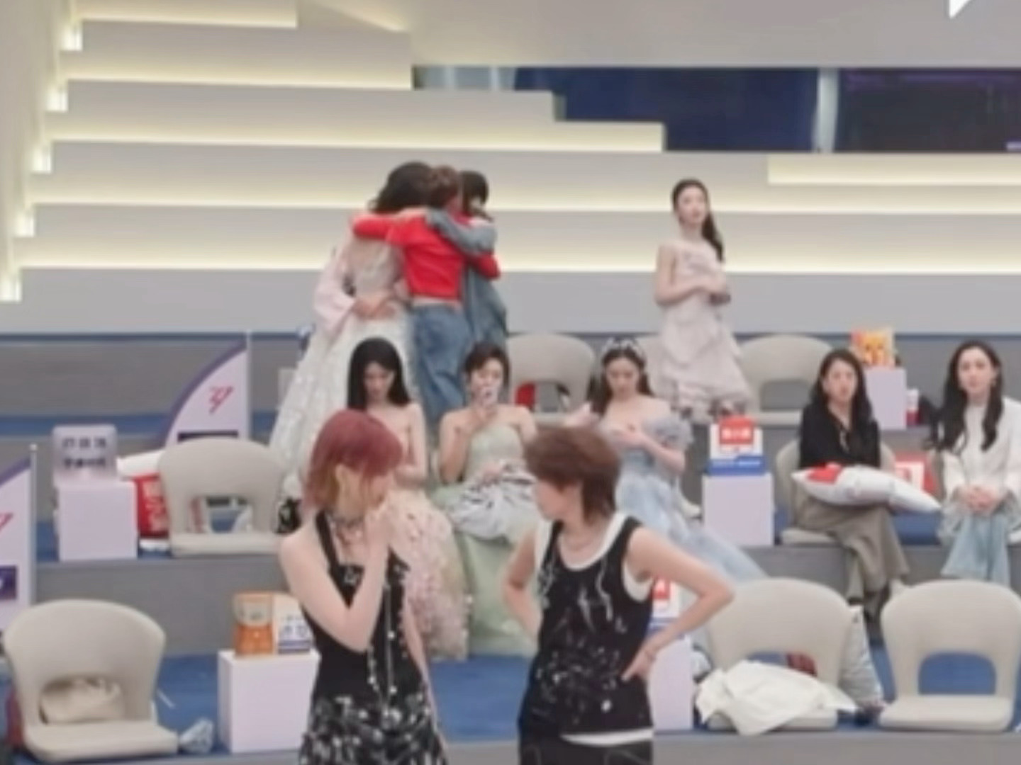 唐艺昕何宣林明明有交流啊，其实何宣林全程都没说啥话，估计分词这事心情不好…浪姐直