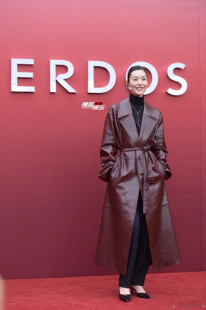 刘雯井柏然穿情侣装走红毯刘雯井柏然真情侣穿情侣装 刘雯井柏然红毯情侣装太吸睛！低