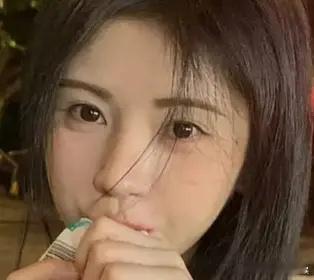 鞠婧祎是不是眼距变宽了，这张差点没认出来她，这么多年说她换头，四千🔪，粉丝也没