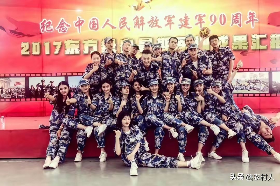 这是王楚然刚入学上海戏剧学院军训时的合照，当年她还没正式走红 