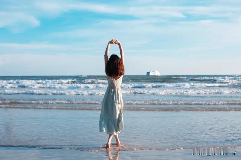 莫言说
靠山山会倒
靠人人会跑
只有自己最可靠

女人这辈子
靠父母
父母会变老