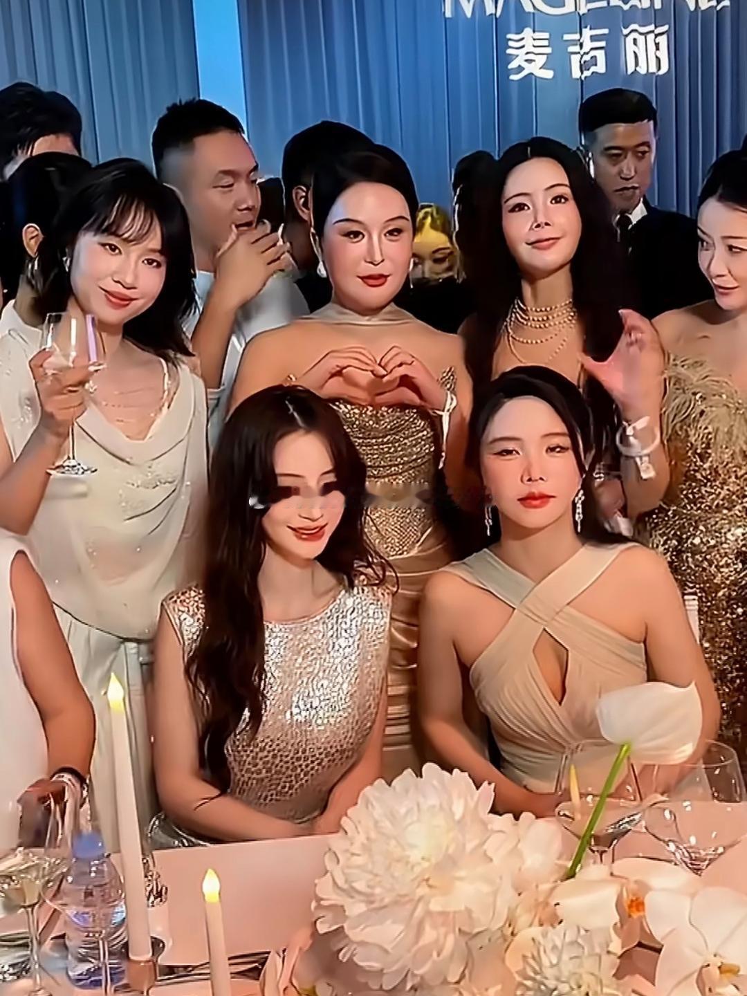 杨颖真的落寞了，以前都是和一二线大明星同台，现在只能和一些网红女企业家一起，脸也
