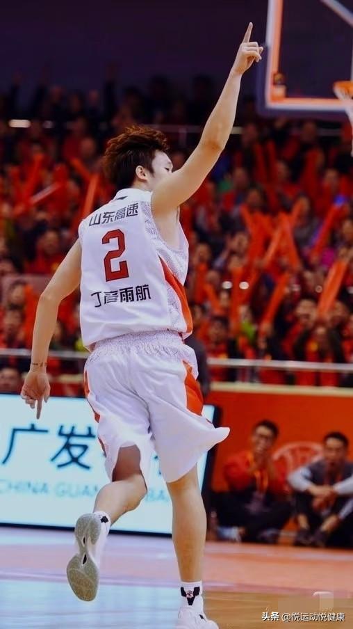 谁的青春，在今天正式谢幕了！
丁彦雨航官宣退役，那个曾经叱咤球场的四字外援，真的