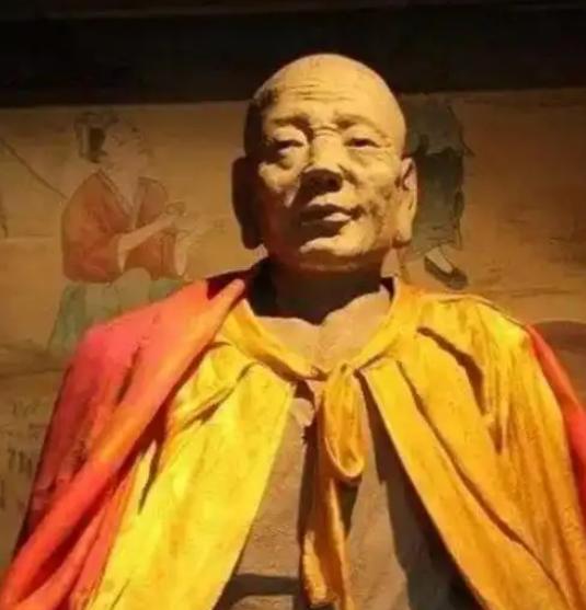 1996年，山西一名村民在寺庙打扫时，靠着佛像睡着了，醒来后，这才发现自己不小心