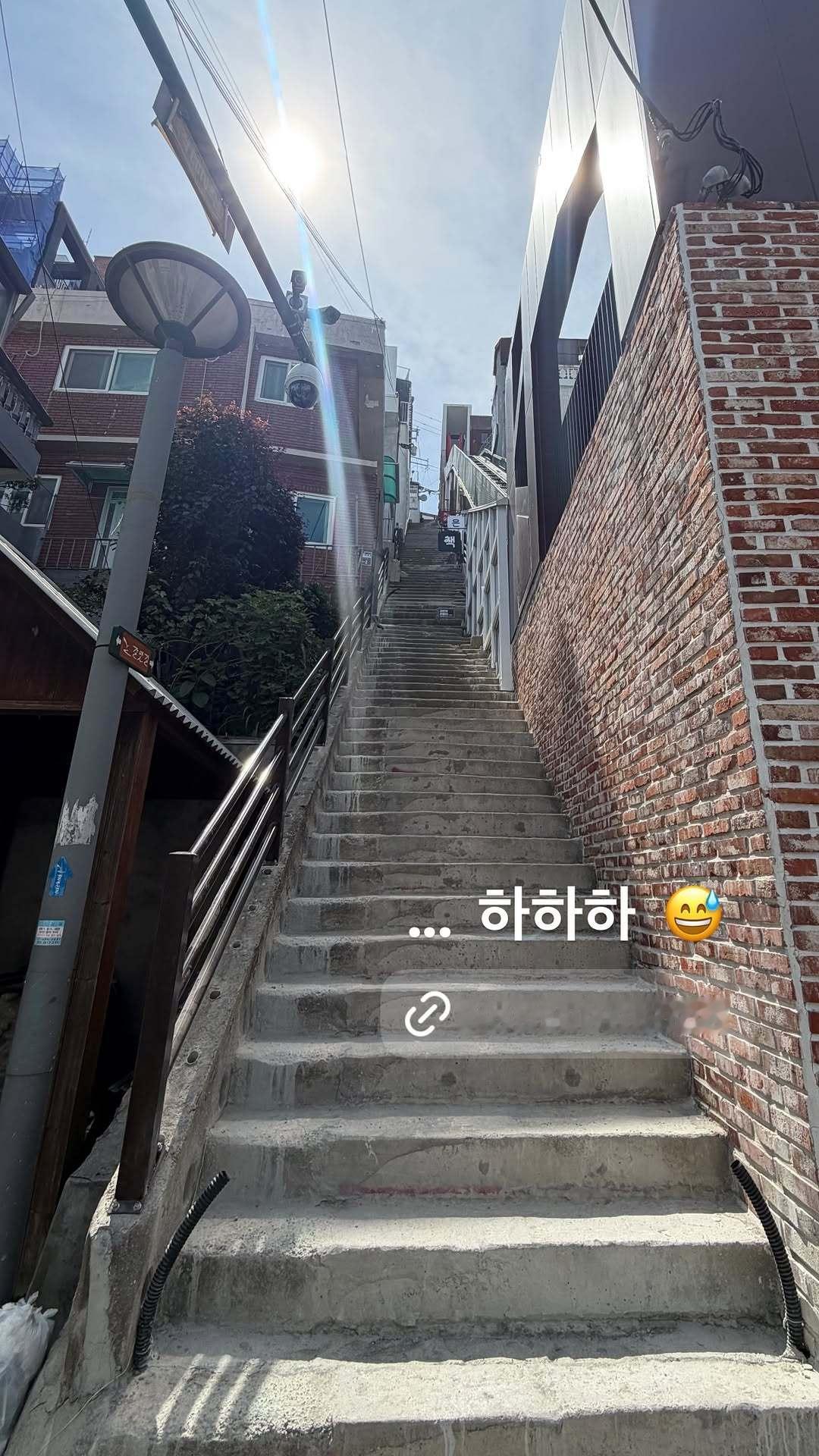 “CB百蓝_。260519金钟云 ins story更新：...哈哈哈😅 