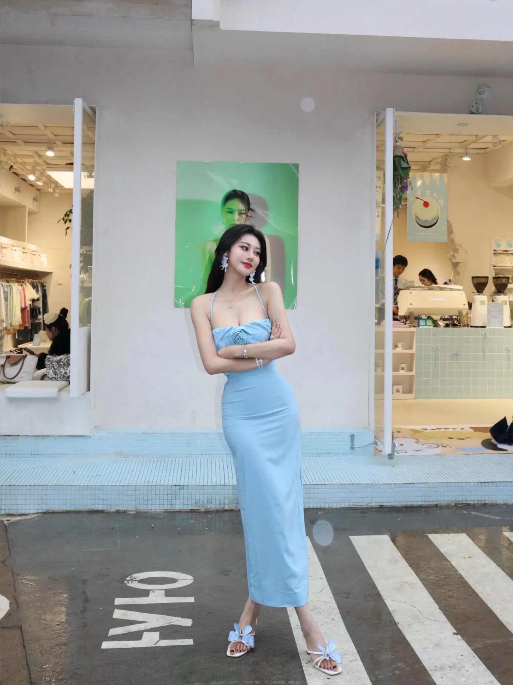 浅蓝战袍一穿，直接拿捏韩系松弛感💃 曲线是最好的滤镜，甜酷切换只需要一个眼神