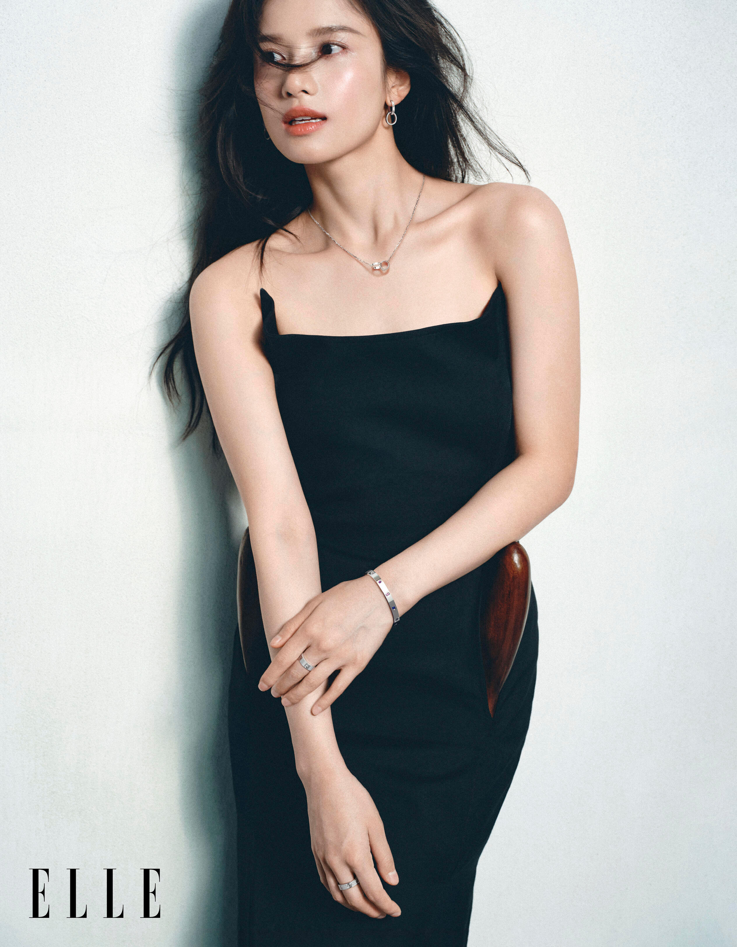 张婧仪轻盈又浓烈的一组大片张婧仪