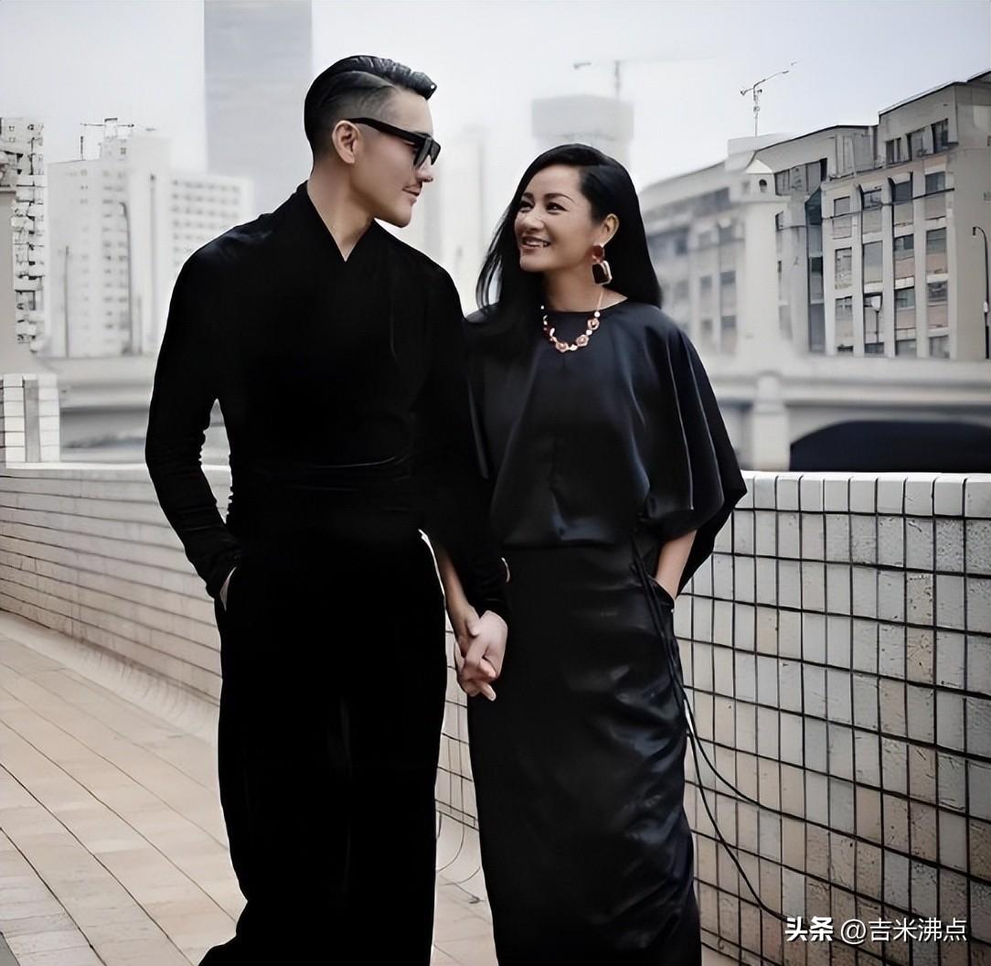 胡兵告白三十年没结果，媒体说错过一生，可他们俩自己从没这么想。
瞿颖和胡兵的事，