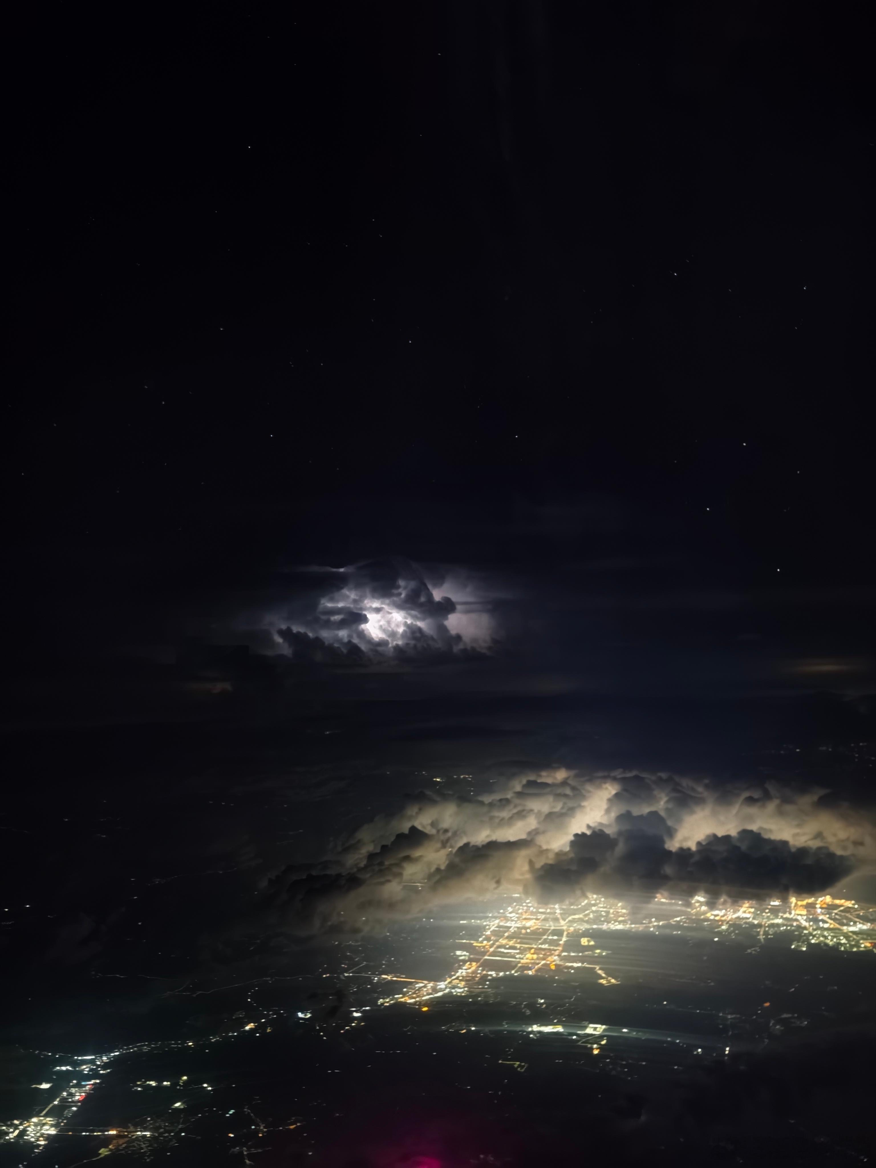 天上飞了几百次，这是最为被震撼的一次繁星，雷电，城市夜景